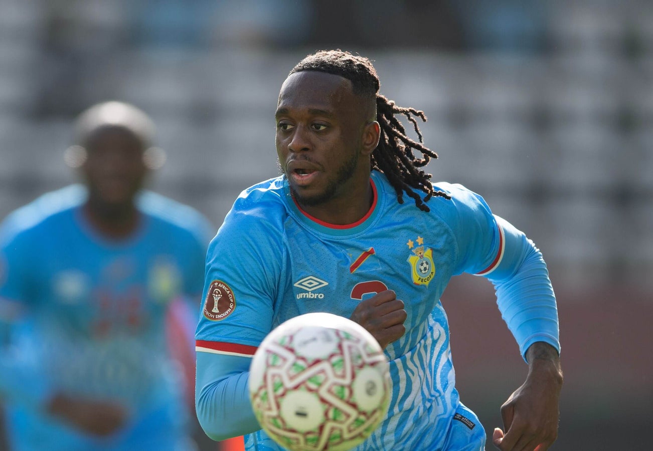 Aaron Wan-Bissaka không thể bay về London sau trận play-off World Cup